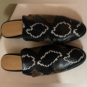 👠 NWT Crown Vintage Black and Cream Patterned Mules